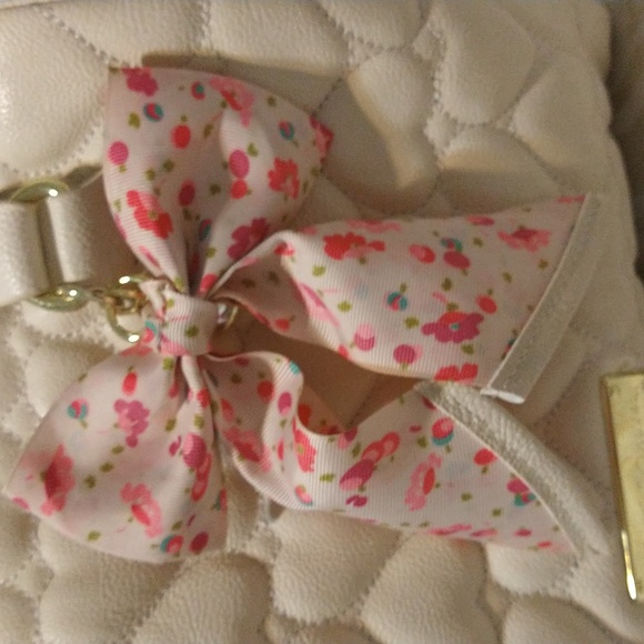 Betsey Johnson Cream Heart Puffed Purse With Pink Bow - Picture 2 of 10